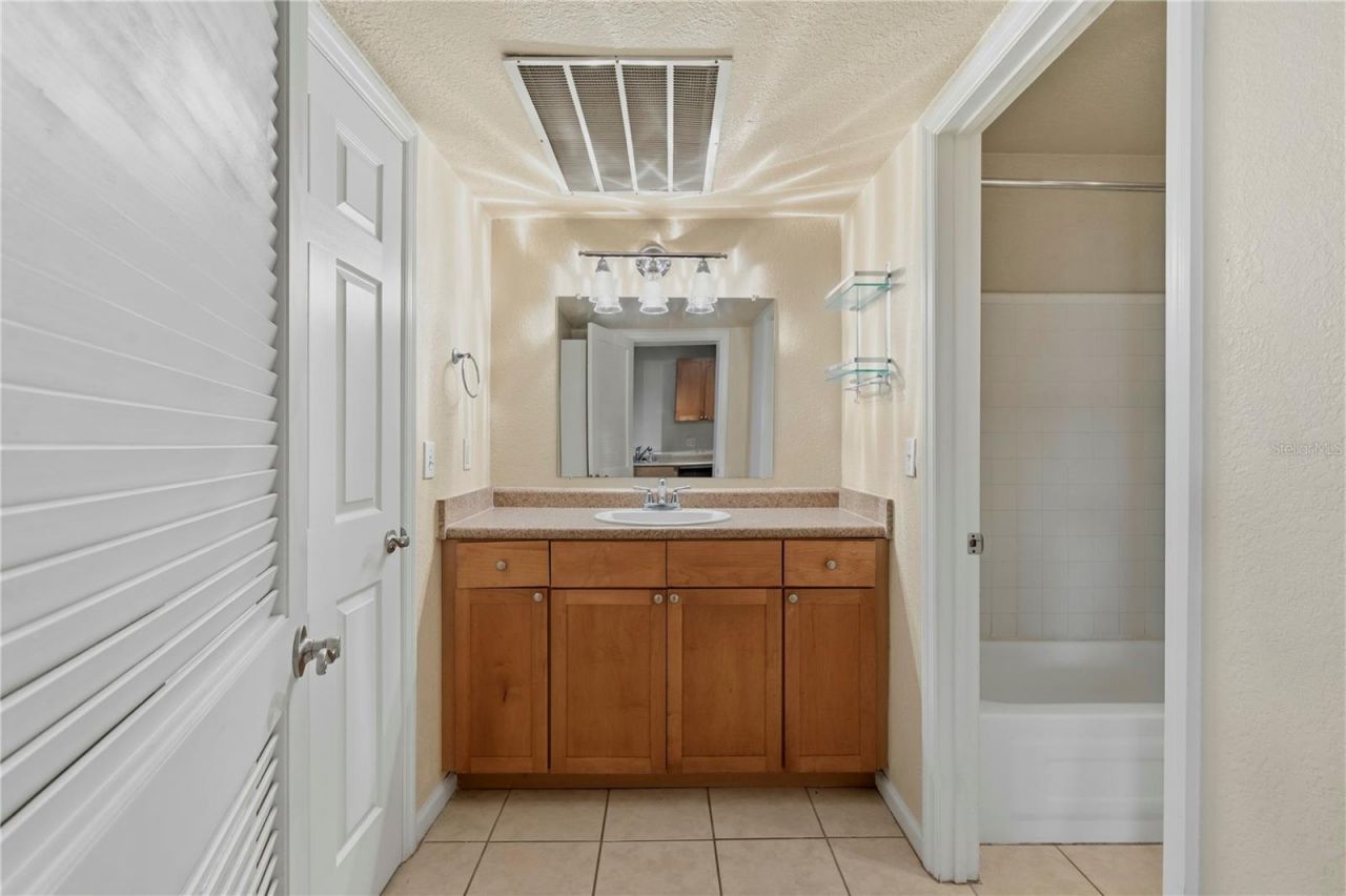 151 Seahorse Drive Se, Unit B, Saint Petersburg, FL 33705 Photo