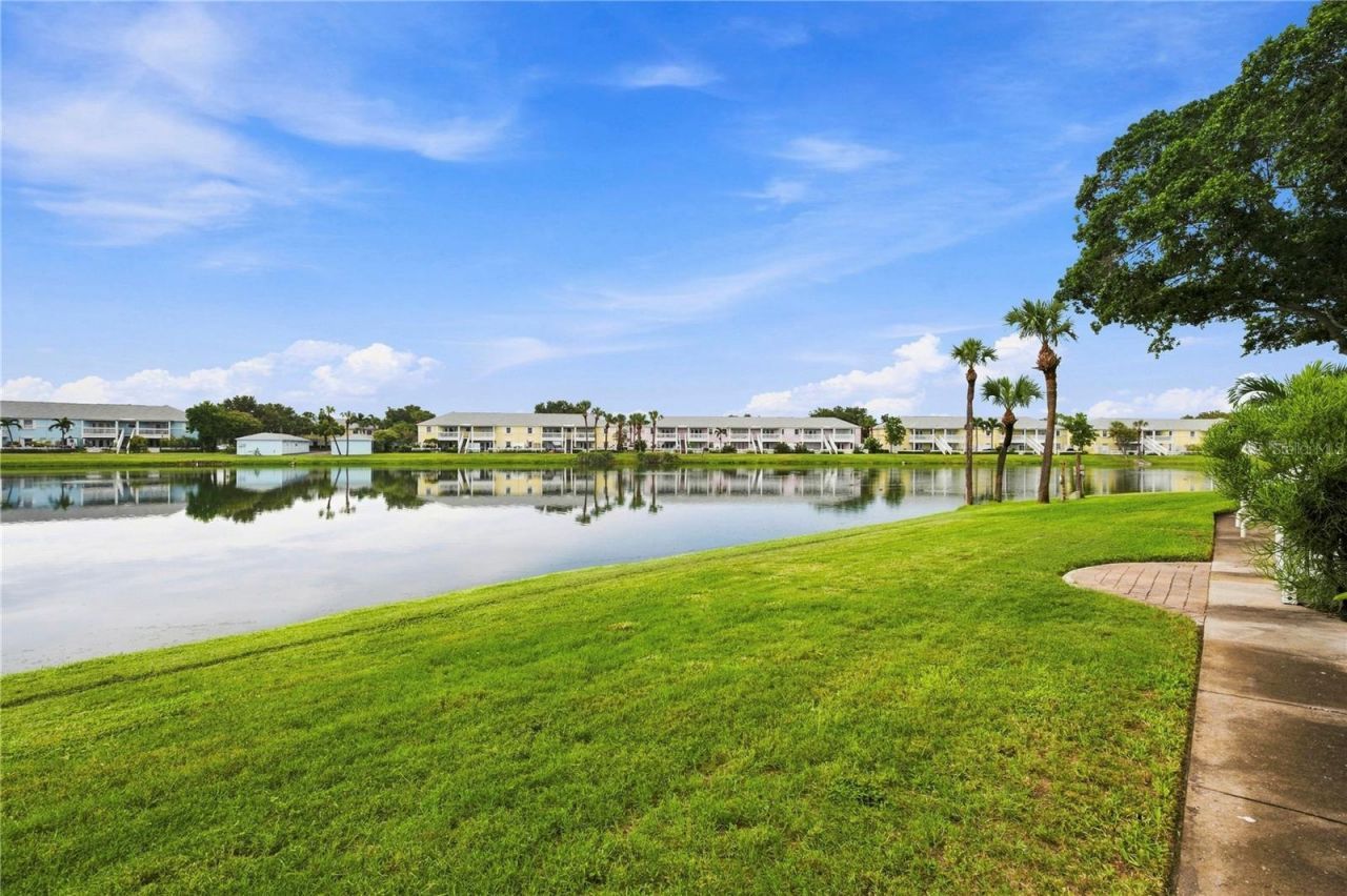 151 Seahorse Drive Se, Unit B, Saint Petersburg, FL 33705 Photo