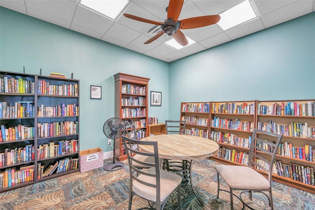 151 Seahorse Drive Se, Unit B, Saint Petersburg, FL 33705 Photo