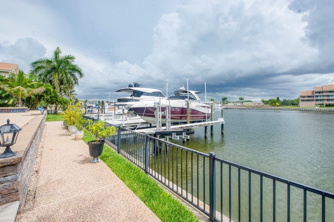 6113 Pasadena Point Boulevard, Gulfport, FL 33707 Photo