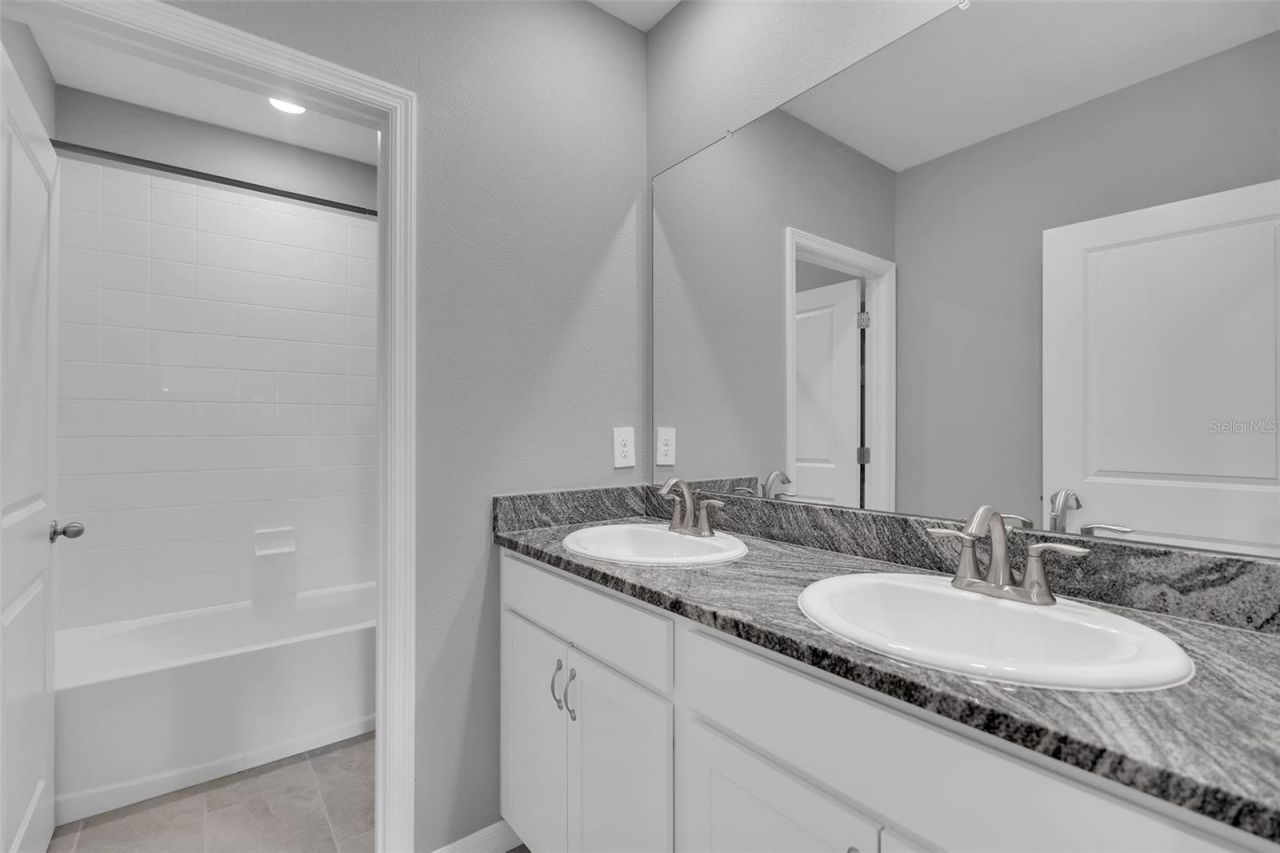 5748 Woodland Sage Drive, Sarasota, FL 34238 Photo