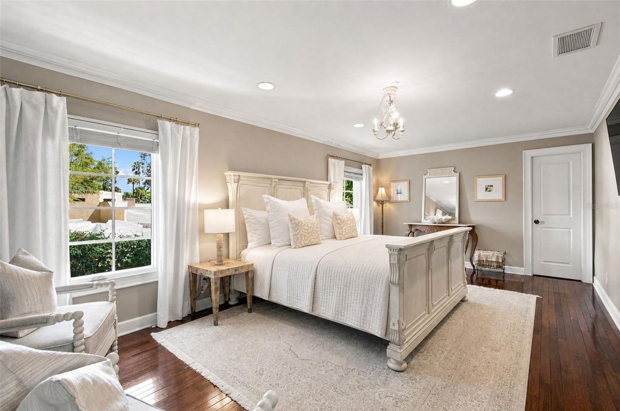 4537 W Swann Avenue, Tampa, FL 33609 Photo