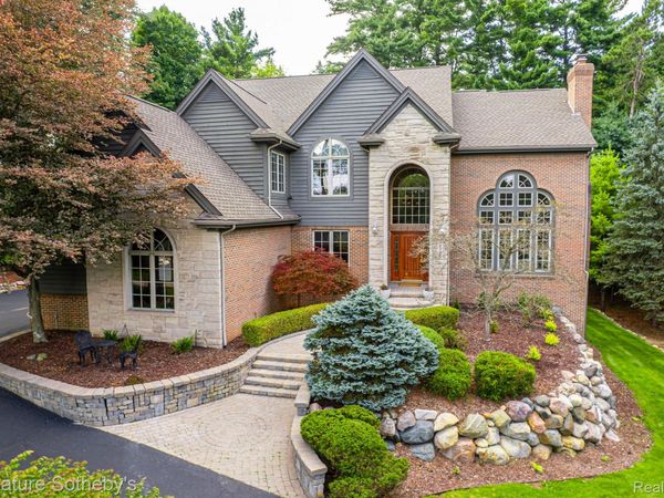2746 Pineview Trail, Brighton Township, Mi 48114