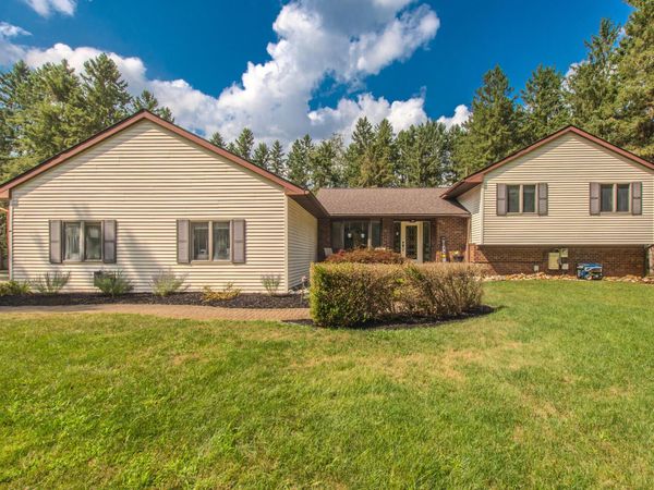 12575 Green Tree Trail, South Lyon, MI 48178