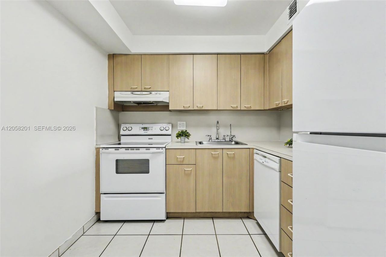 1825 W 44th Pl , Unit 509, Hialeah, FL 33012 Photo