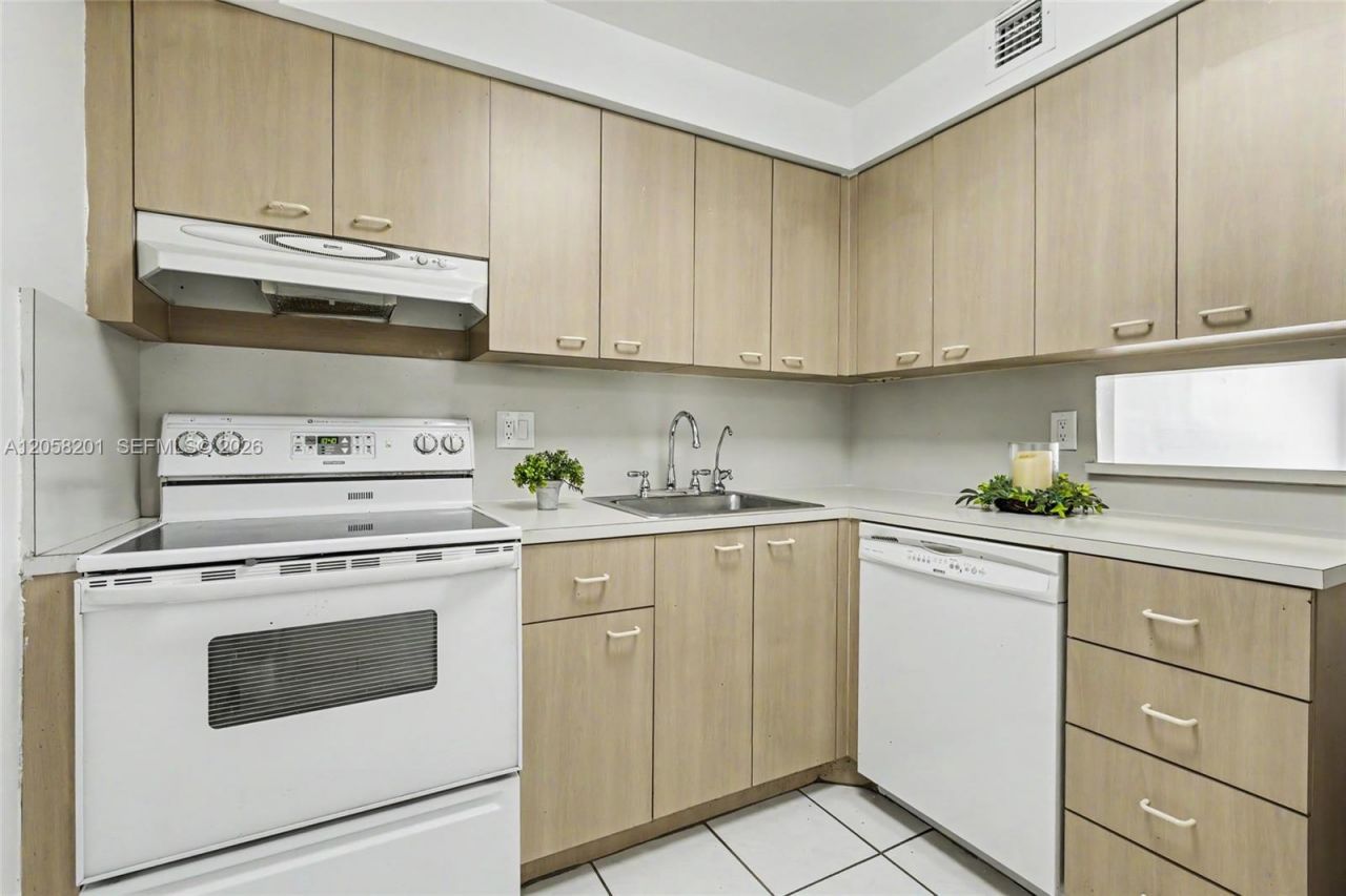 1825 W 44th Pl , Unit 509, Hialeah, FL 33012 Photo
