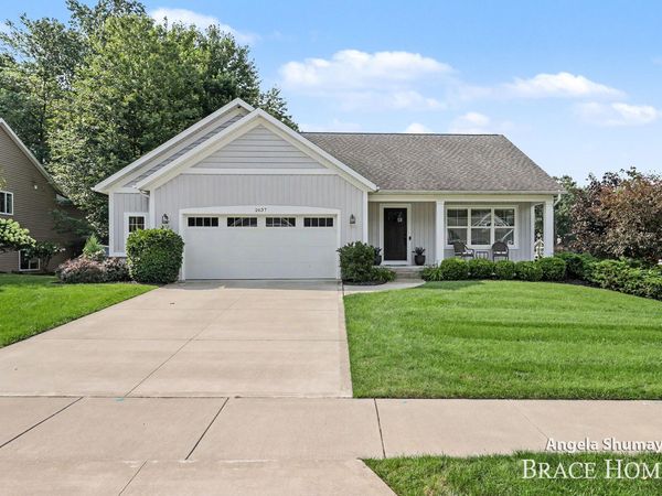 2637 Stockwood Drive NE, Grand Rapids, MI 49505