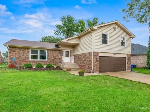 1487 Castlewood Drive, Wheaton, IL 60189