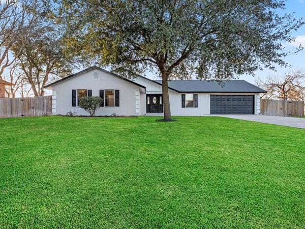 300 RIDGE CREST DR, Seguin, TX 78155