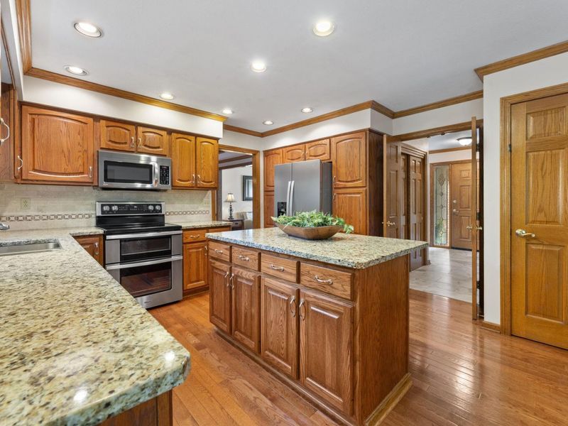 688 Southbluff Drive , Westerville, OH 43082 Photo 2
