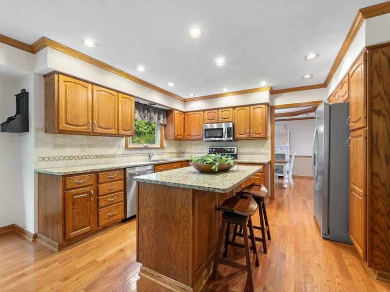 688 Southbluff Drive , Westerville, OH 43082 Photo 3