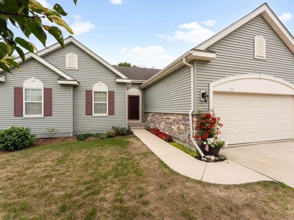 755 Meadowview Ln, Johnson Creek, WI 53038