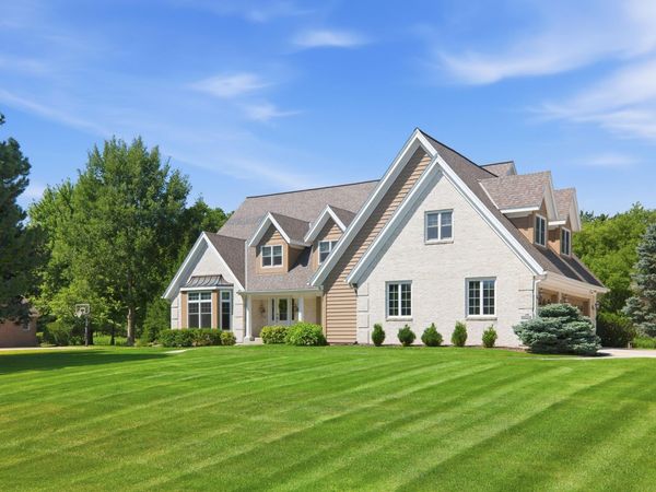 N28W30219 Red Hawk Ct, Delafield, WI 53072