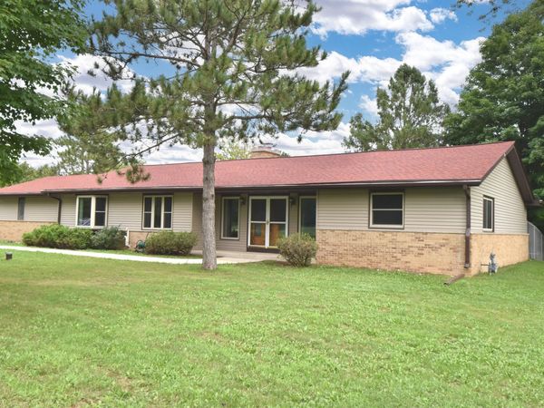 W326S3530 Mesa Trl, Dousman, WI 53118