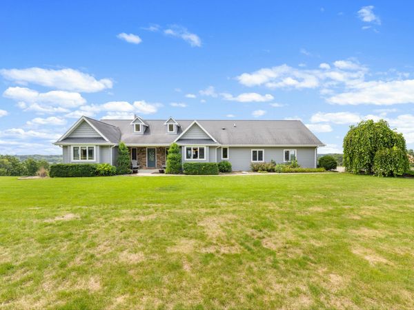 W1967 Mystic Ct, Ixonia, WI 53036
