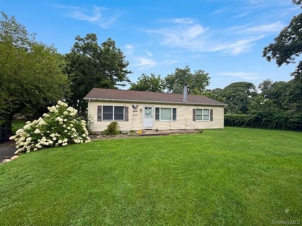 72 Locust Avenue , Oakdale, NY 11769