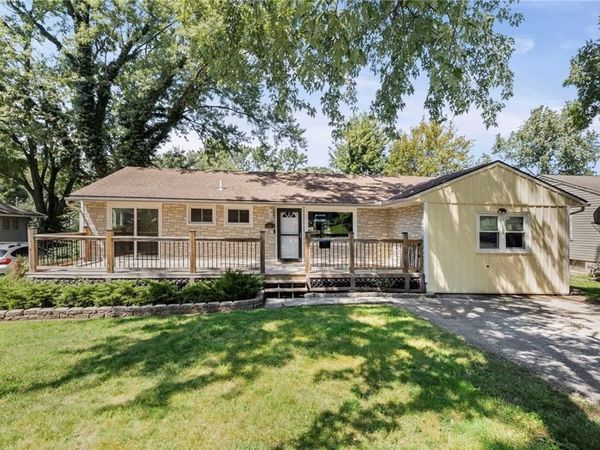 1402 SW Peggy Circle, Lee's Summit, MO 64081