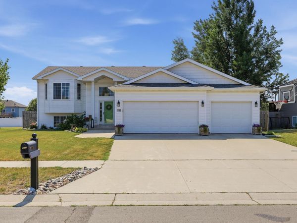 1227 38th Avenue S, Moorhead, MN 56560