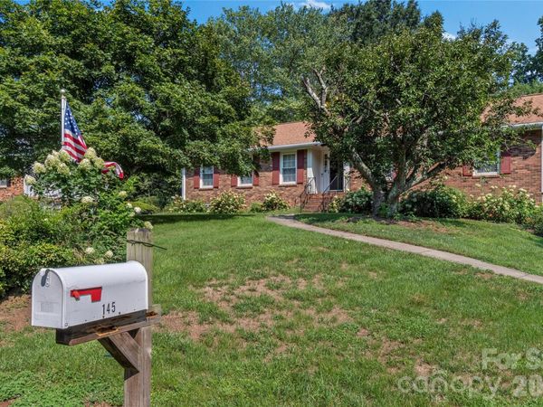 145 Stanwell Court , Clemmons, NC 27012