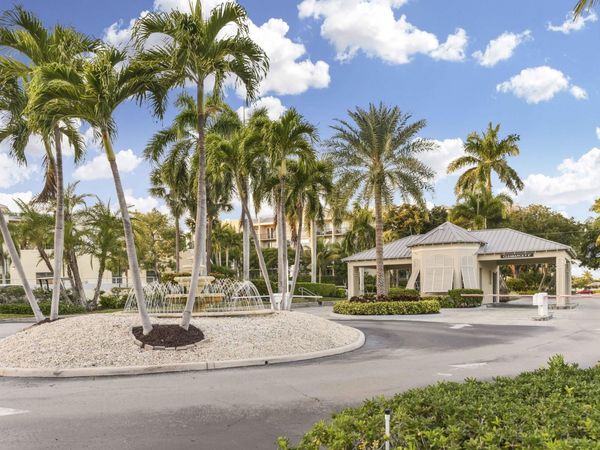 17 ROYAL PALM Way, Unit 105, Boca Raton, FL 33432