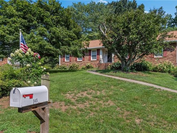 145 Stanwell Court , Clemmons, NC 27012