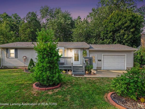 139 Oakwood Street, Grand Ledge, MI 48837