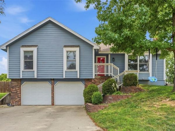 12825 S Arapaho Drive, Olathe, KS 66062