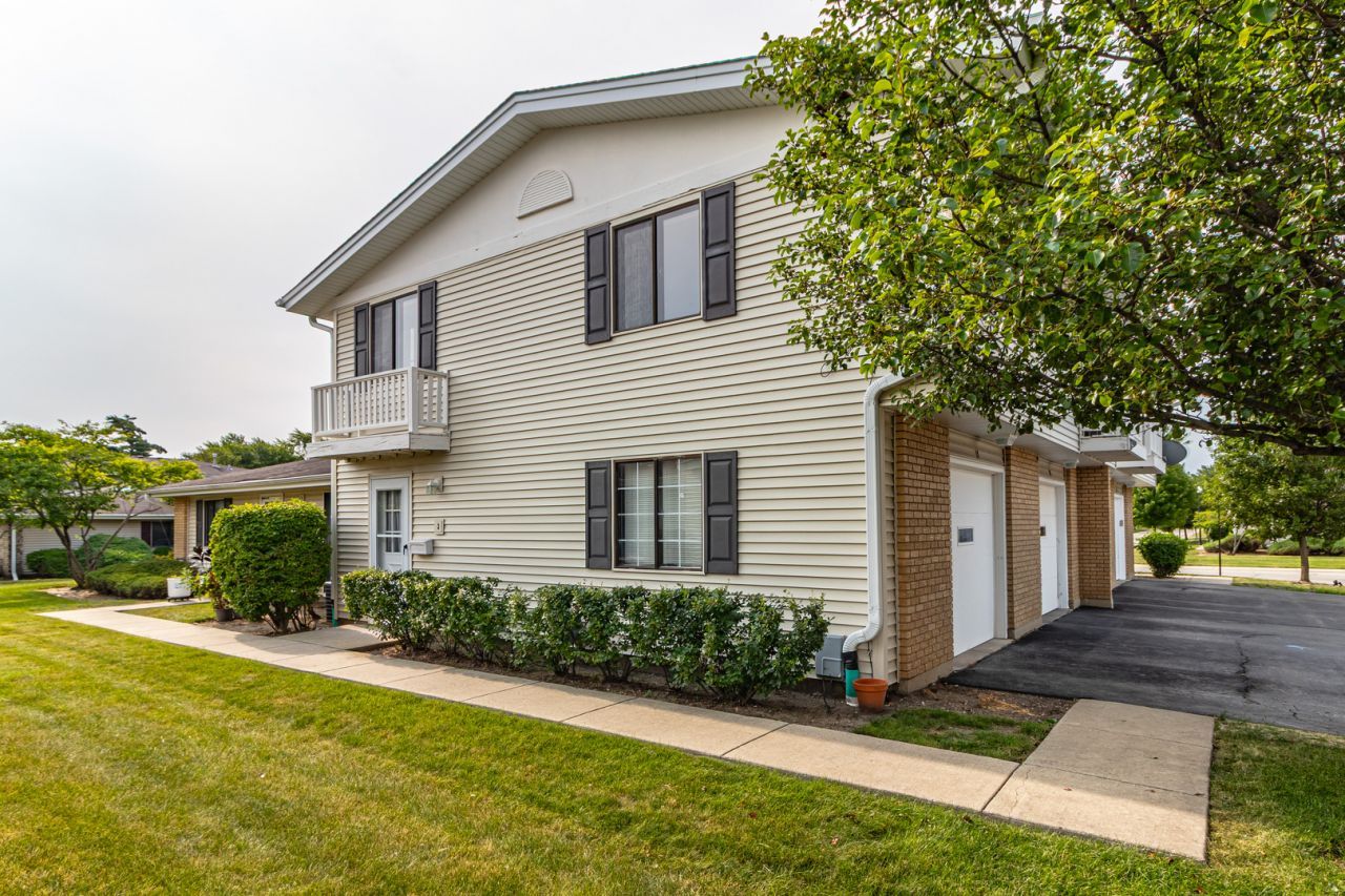 17 Dennis Court, Unit 773, Schaumburg, IL 60193 Main Photo