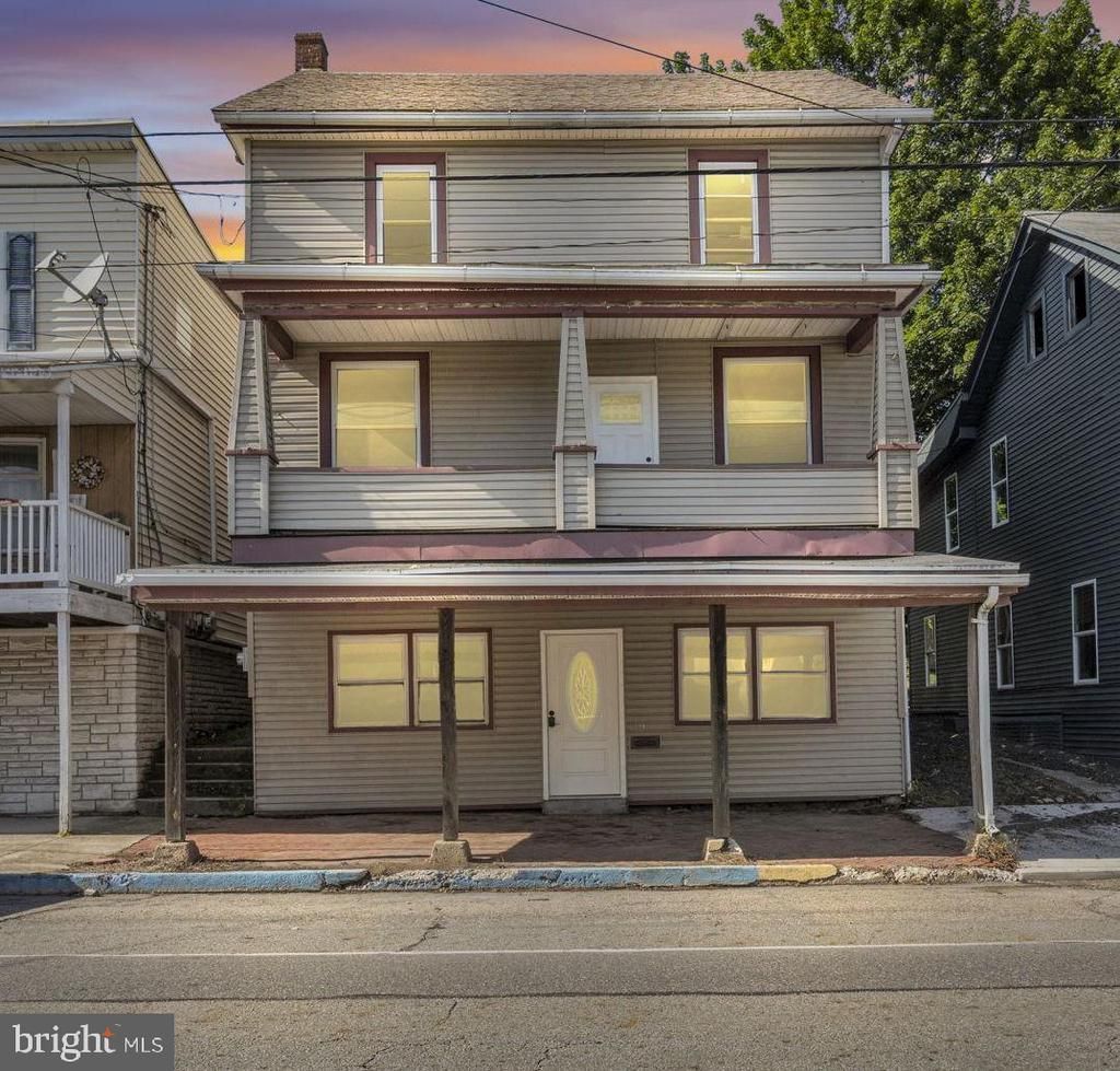 17 E GRAND AVENUE, TOWER CITY, PA 17980