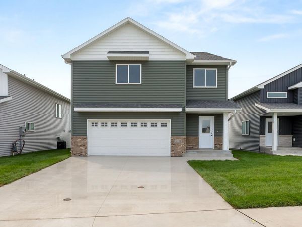 2611 38 Avenue S, Moorhead, MN 56560