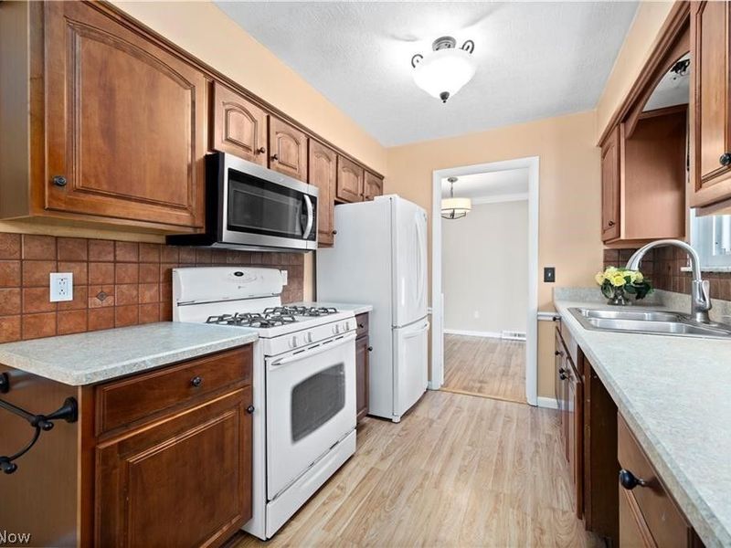 4960 W Park, North Olmsted, OH 44070 Photo 9