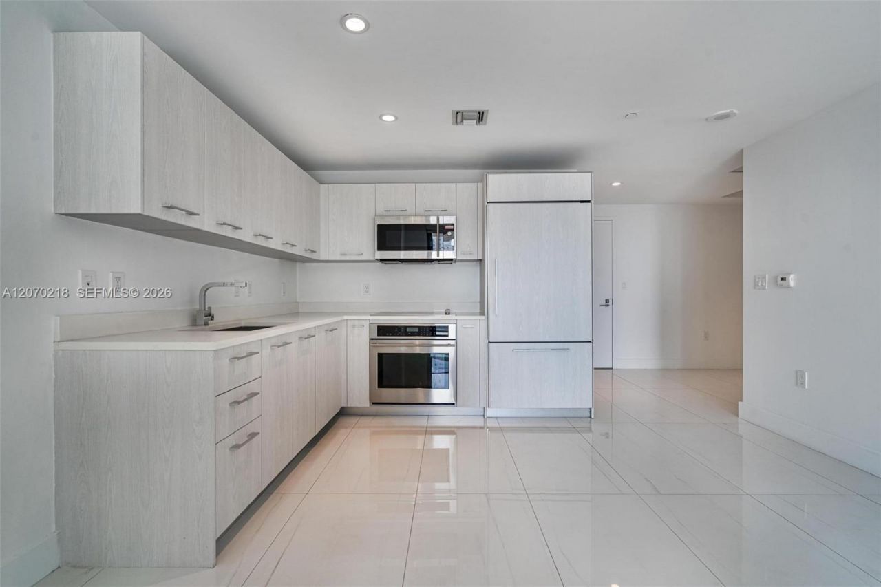 45 SW 9th St , Unit 2002, Miami, FL 33130 Photo