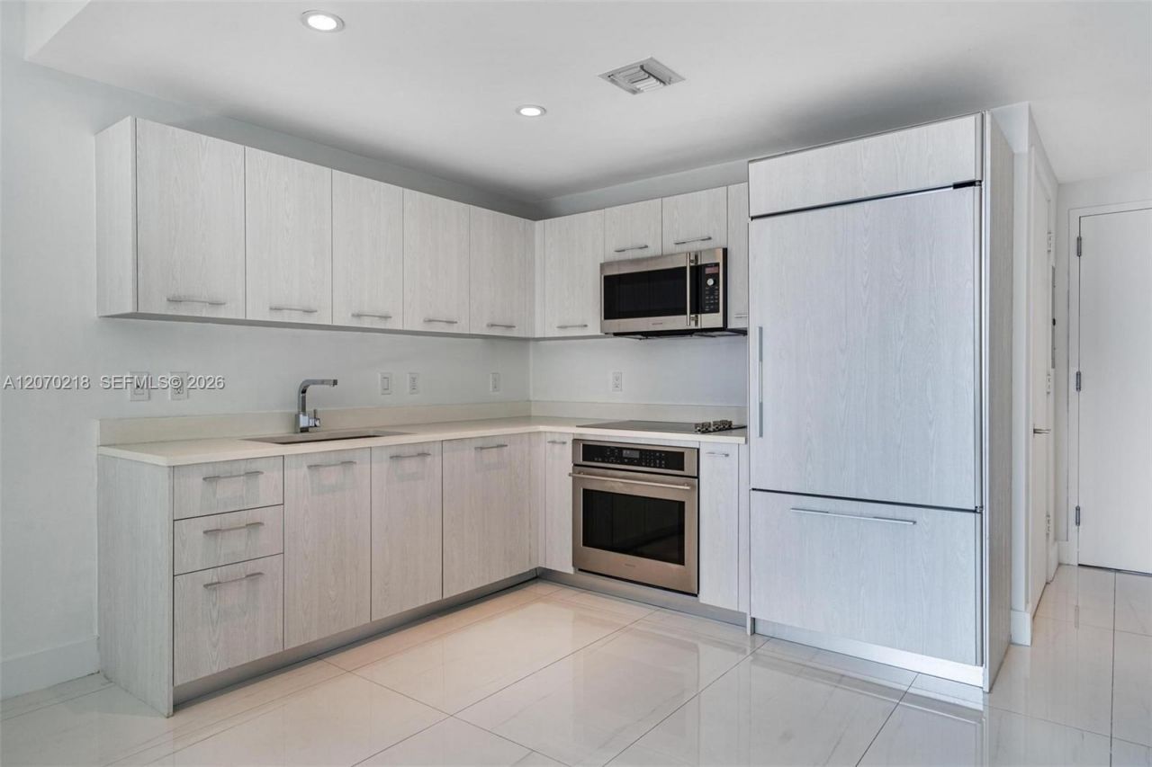 45 SW 9th St , Unit 2002, Miami, FL 33130 Photo