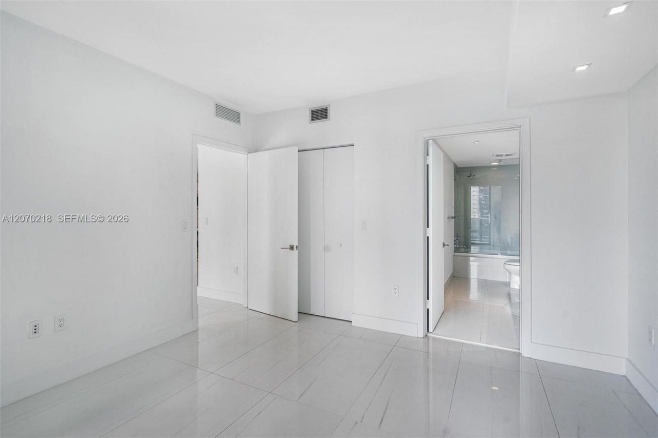 45 SW 9th St , Unit 2002, Miami, FL 33130 Photo
