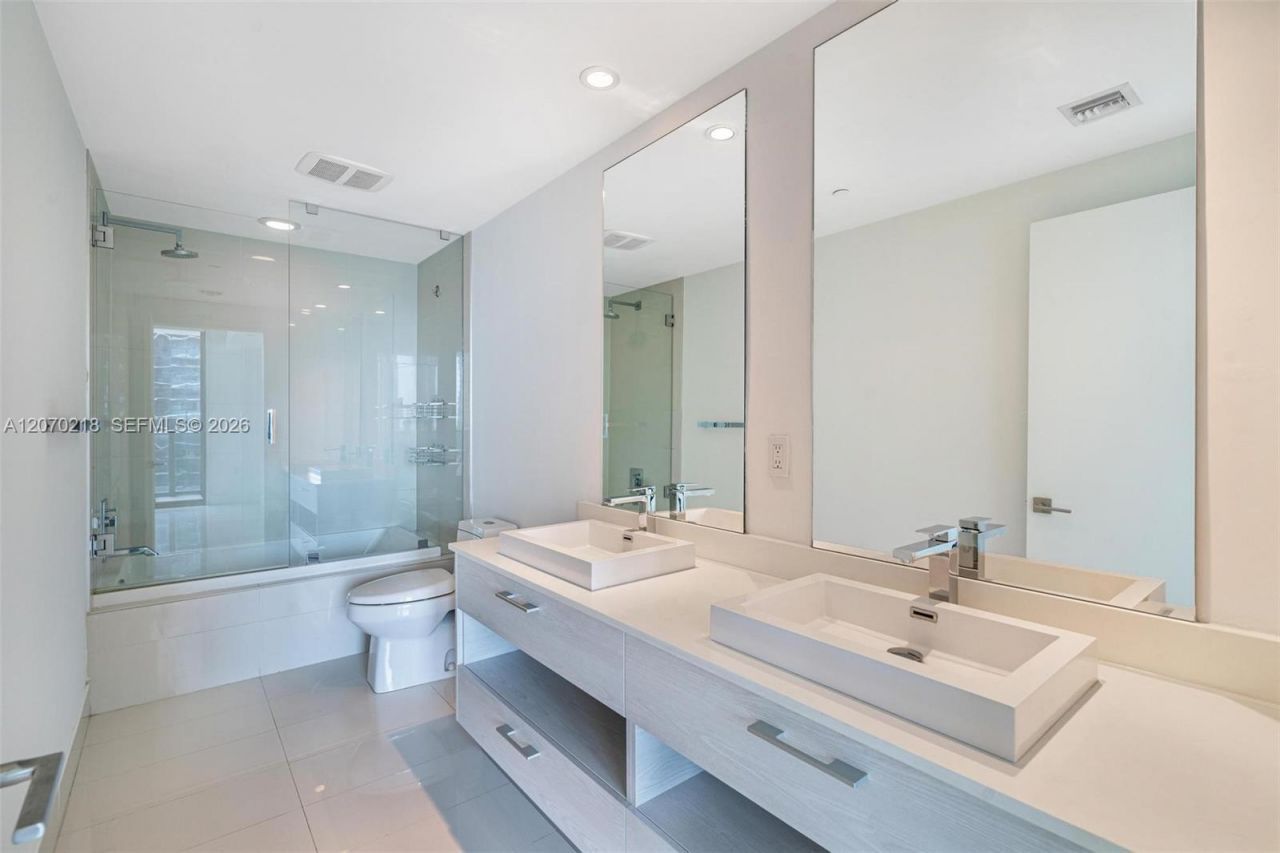 45 SW 9th St , Unit 2002, Miami, FL 33130 Photo