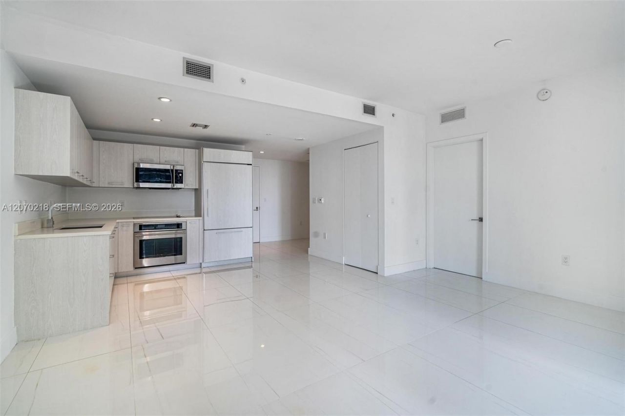 45 SW 9th St , Unit 2002, Miami, FL 33130 Photo