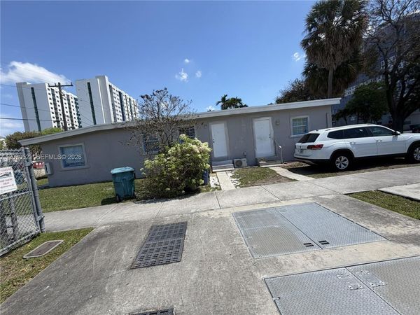 10793 SW 6th St, Sweetwater, FL 33174