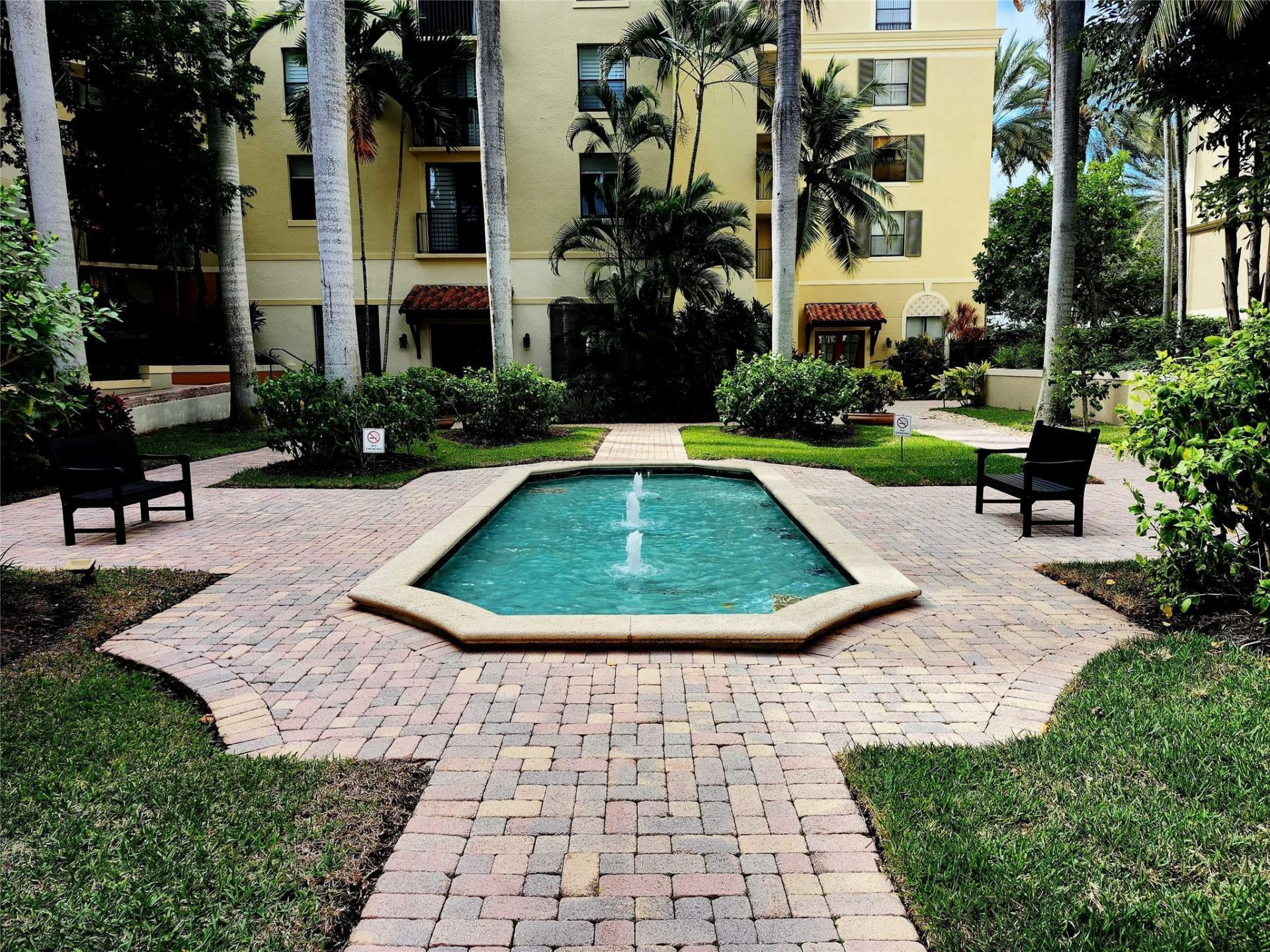 720 S Sapodilla Avenue, Unit 413, West Palm Beach, FL 33401 Photo