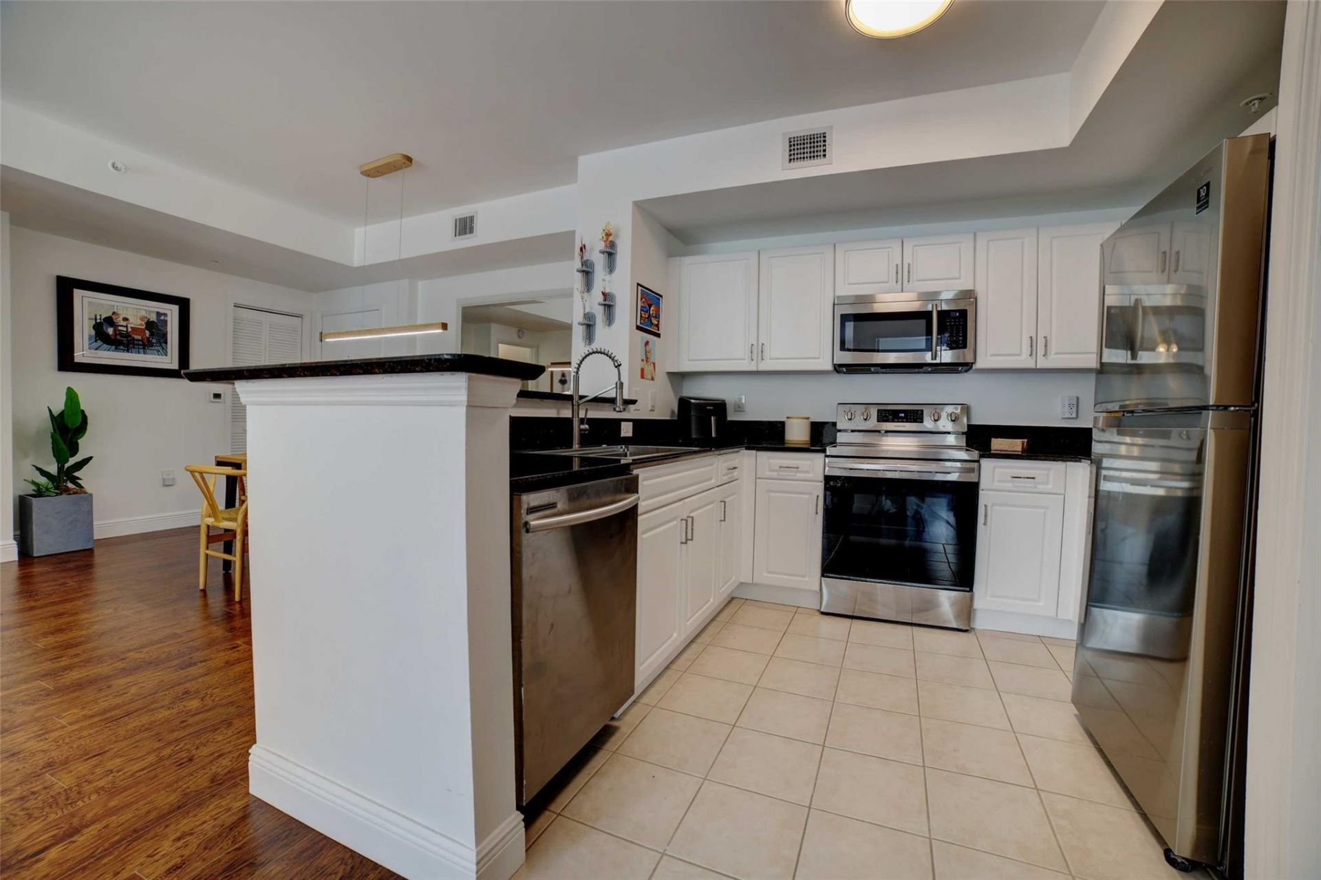 720 S Sapodilla Avenue, Unit 413, West Palm Beach, FL 33401 Photo