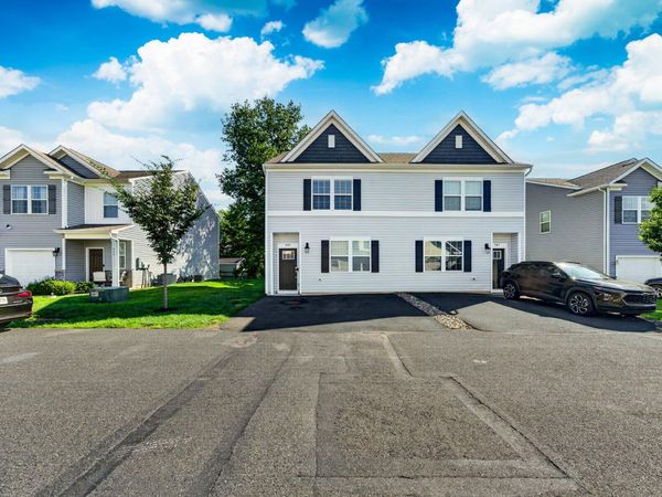 909 STILL WATERS, PENNSBURG, PA 18073