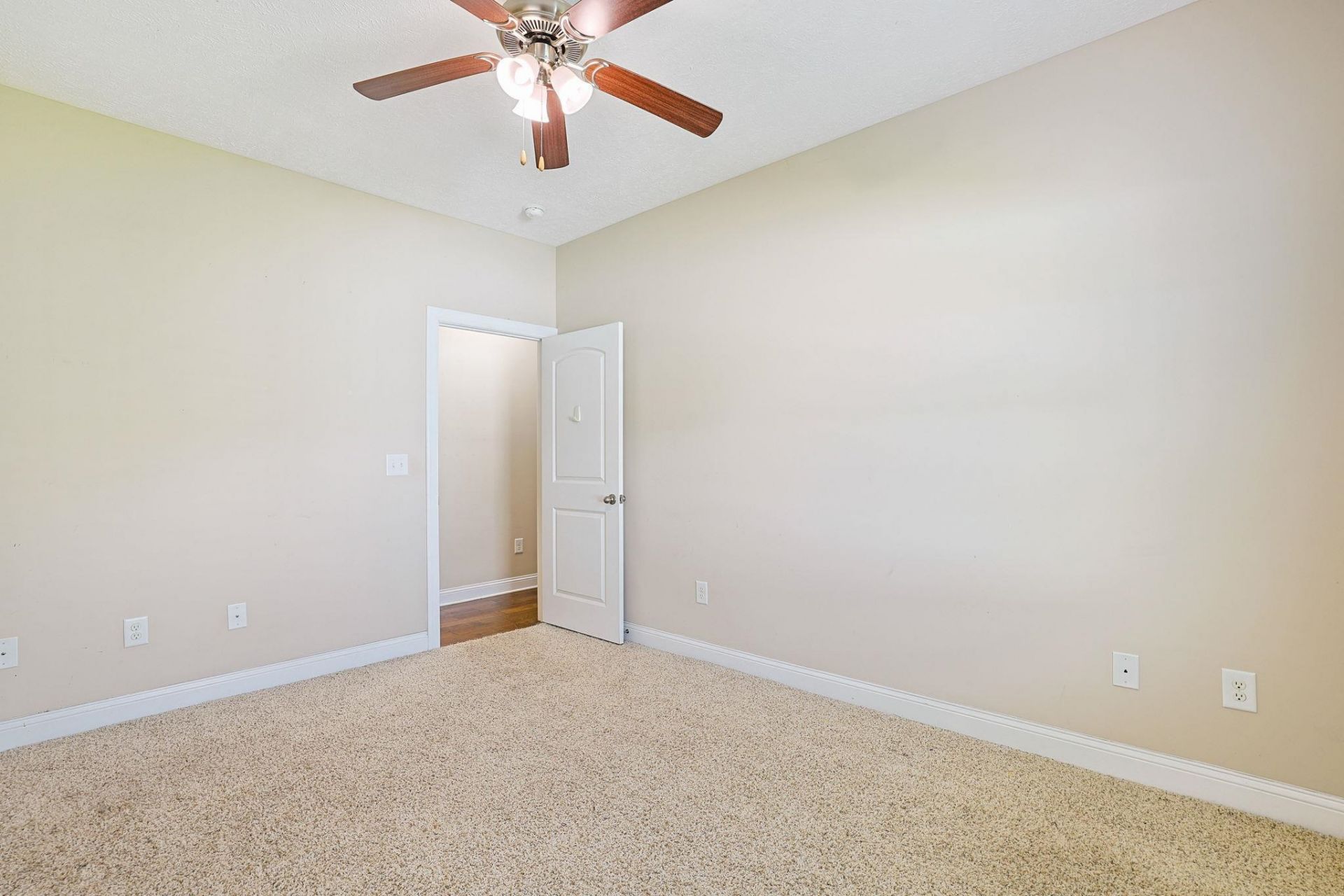 281 Camrose Way Photo 28