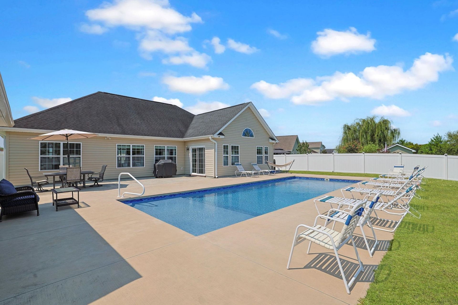 281 Camrose Way Photo 3