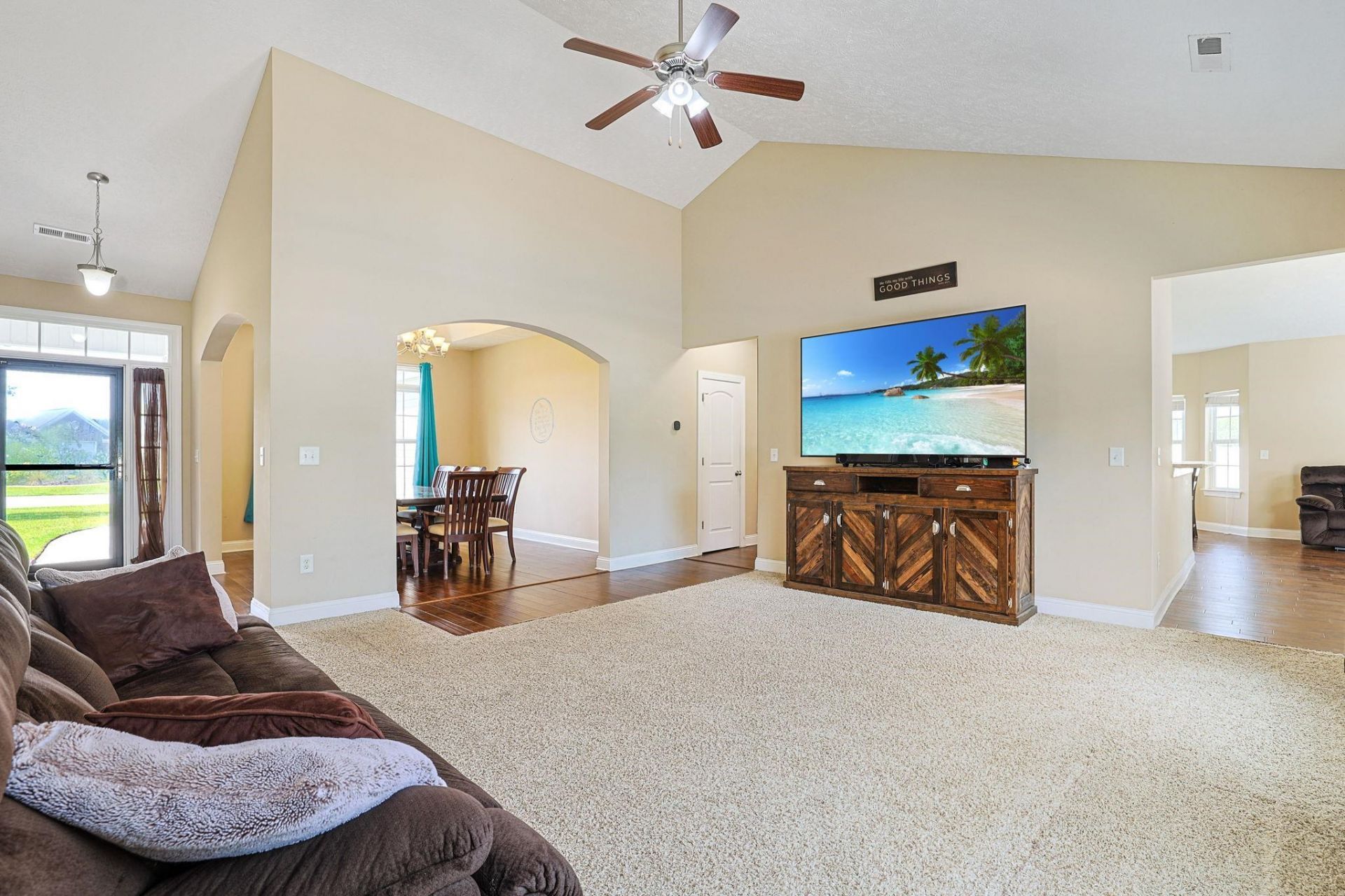 281 Camrose Way Photo 7