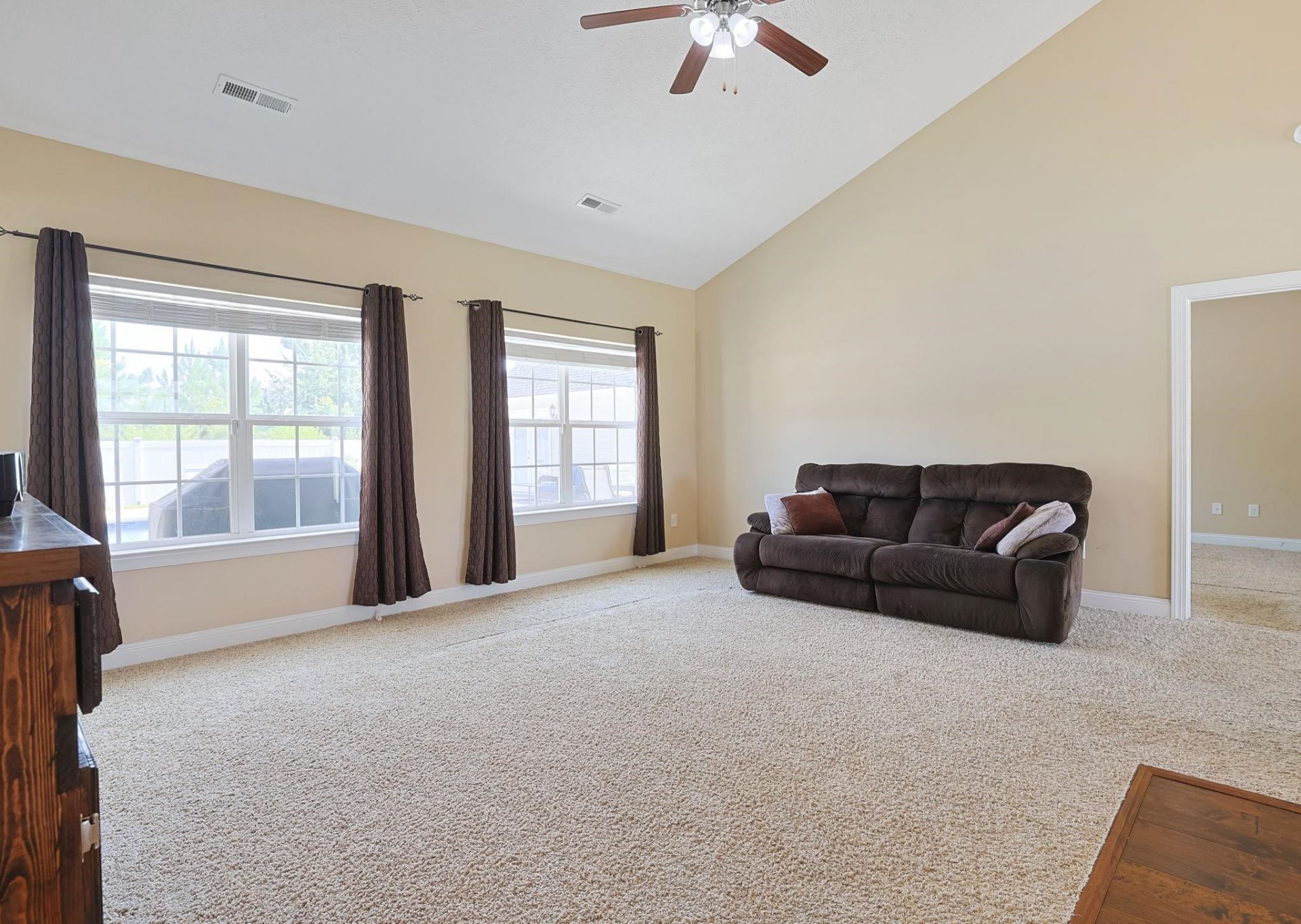 281 Camrose Way Photo 8