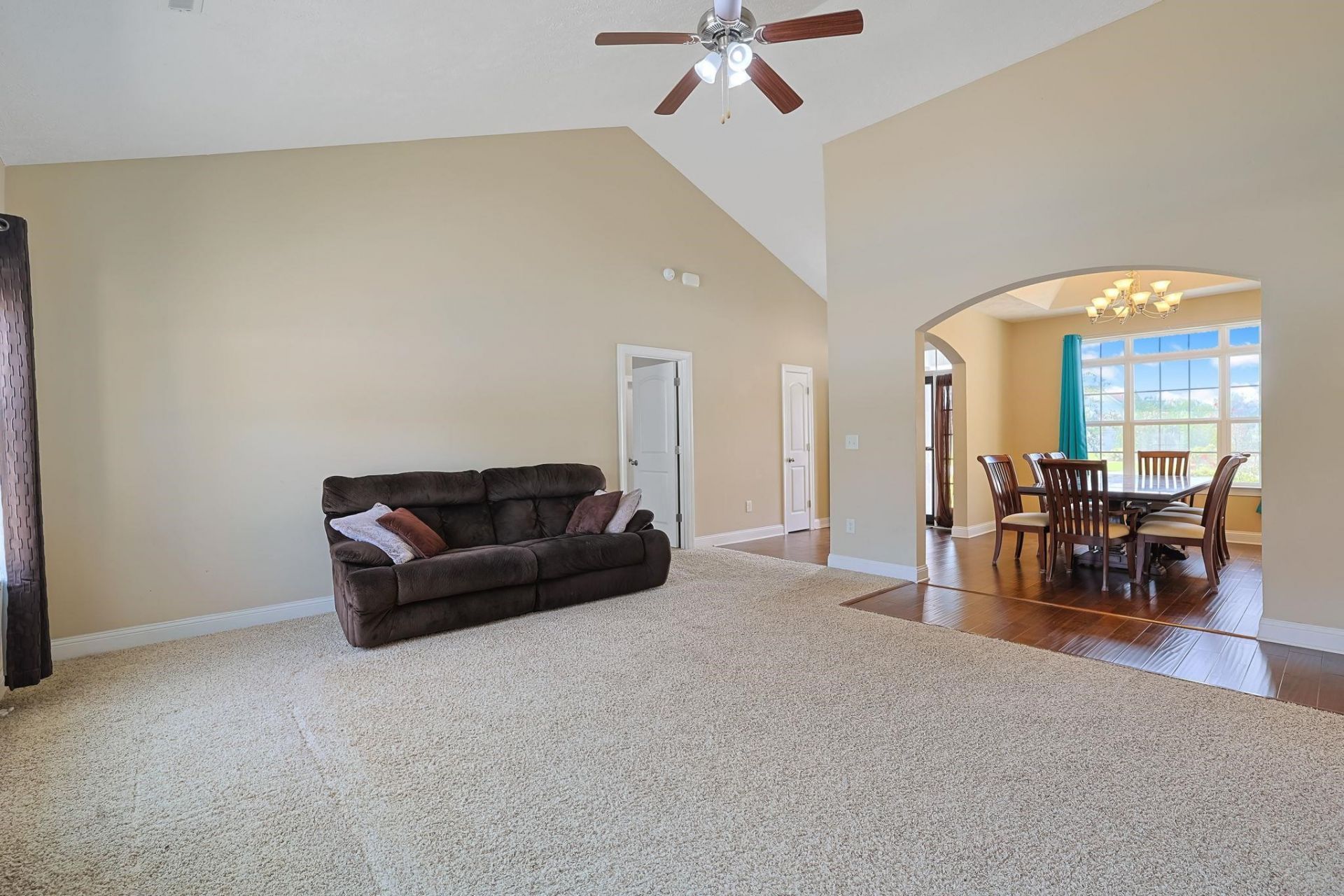 281 Camrose Way Photo 9