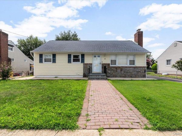 4 Cecil Place , Hicksville, NY 11801