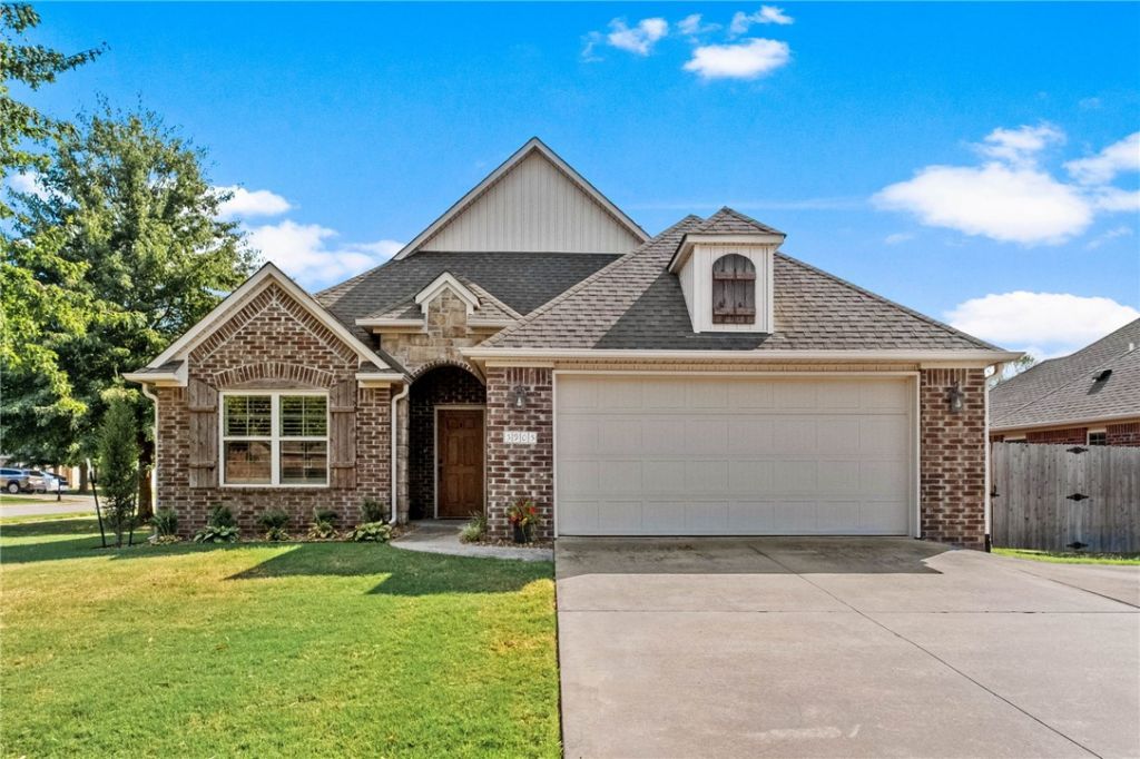 3905 W Providence Drive, Fayetteville, AR 72704 Main Photo