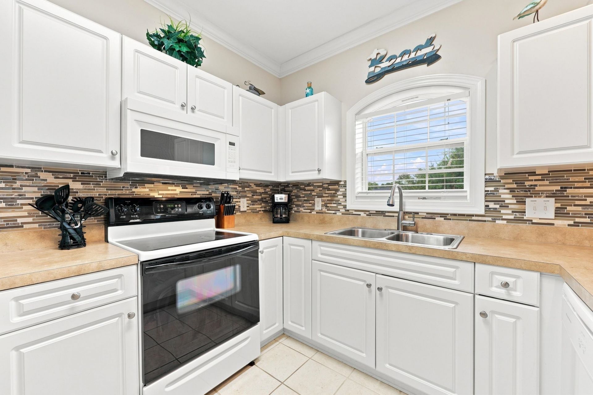 4872 Dahila Ct. Photo 8