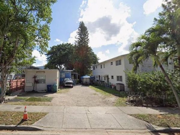 10790 SW 6th St , Sweetwater, FL 33174