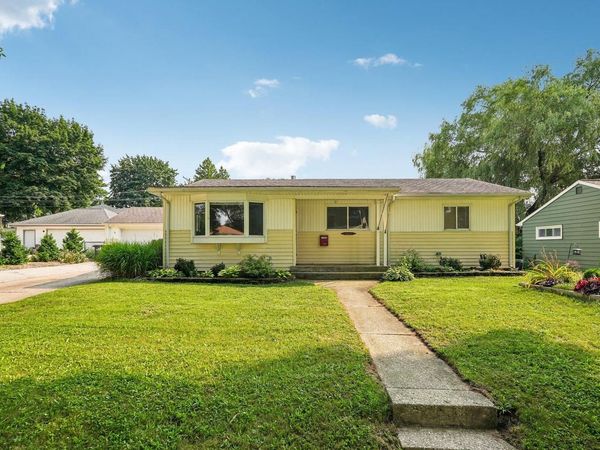 1633 Aldoro DRIVE, Waukesha, WI 53188